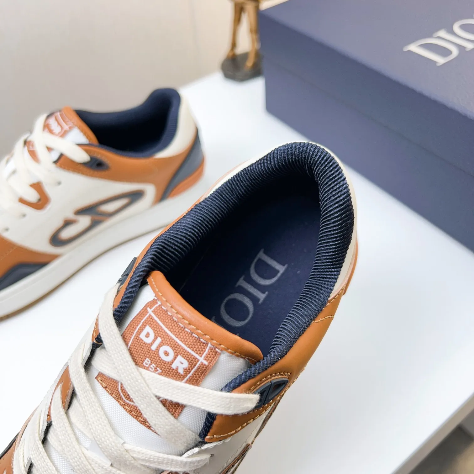 Men's Men's Shoes 💰420 [New Style] 🦩🦩Dior - Low-top sneakers 2025 spring men's collection new arrivals [Celebrate][Celebrate][Celebrate], reinterpret the basketball shoe design and become a classic Dior item [strong][strong][strong], carefully crafted in black and cream white smooth cowhide, paired with beige suede, showing leather on the side The CD logo, tongue, sole and back side are decorated with various distinctive details to enhance the style[666][666], while eyelet details, topstitching and rubber panels highlight the dynamic charm of its athletic style[strong][strong][strong]. It has a two-color rubber sole, which can be matched with various clothing to create a refined look. Size: 38 to 44 (45 can be customized
